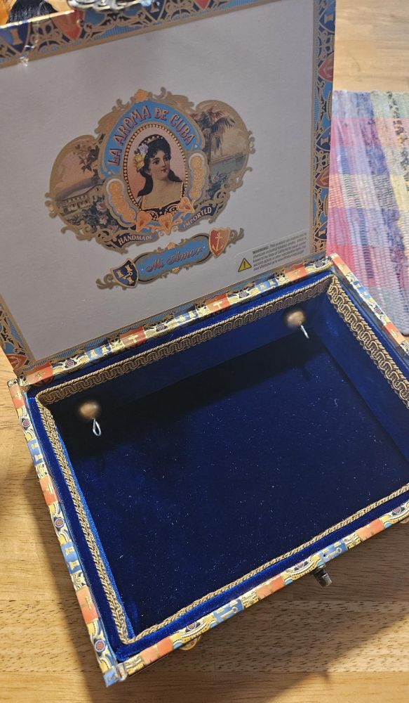 La Aroma de Cuba Mi Amor Magnífico Cigar Box Purse - Image 6