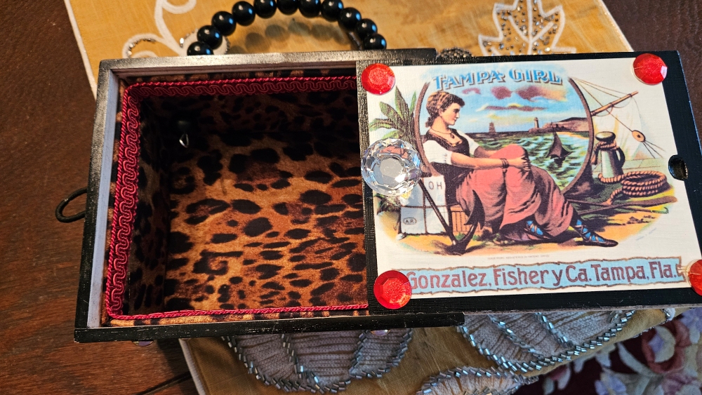 Tampa Girl Cigar Box Purse - Image 7