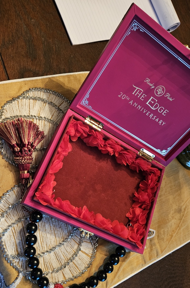 Vogue Cover Run For the Roses Kentucky Derby Cigar Box Purse - Image 7