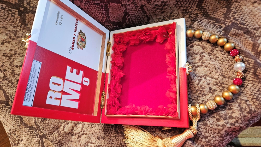 Gucci Bee Romeo y Julieta Cigar Box Purse - Image 9