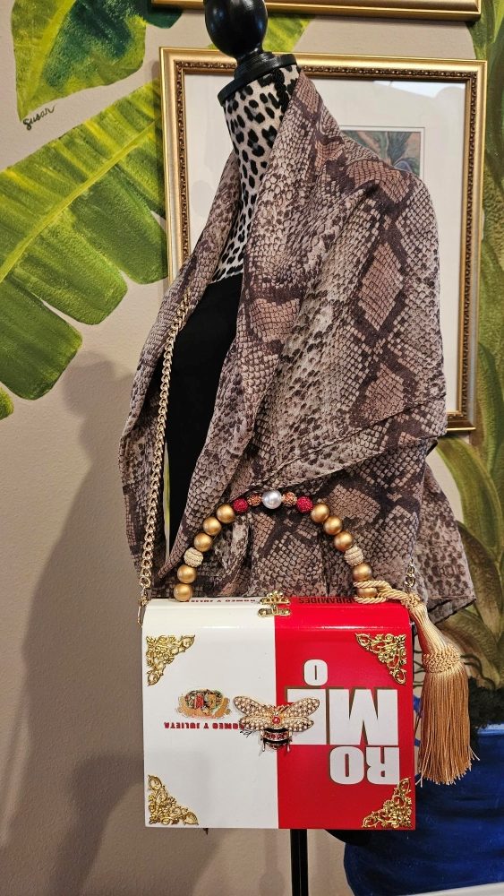 Gucci Bee Romeo y Julieta Cigar Box Purse - Image 10