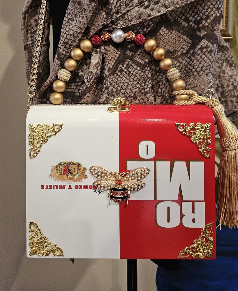 Gucci Bee Romeo y Julieta Cigar Box Purse - Image 11