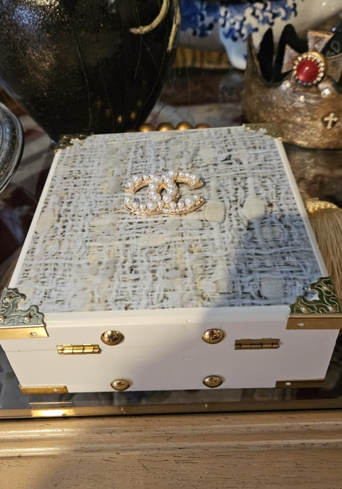 Pearl CC Brooch on Cream Bouclee Cigar Box Purse - Image 5