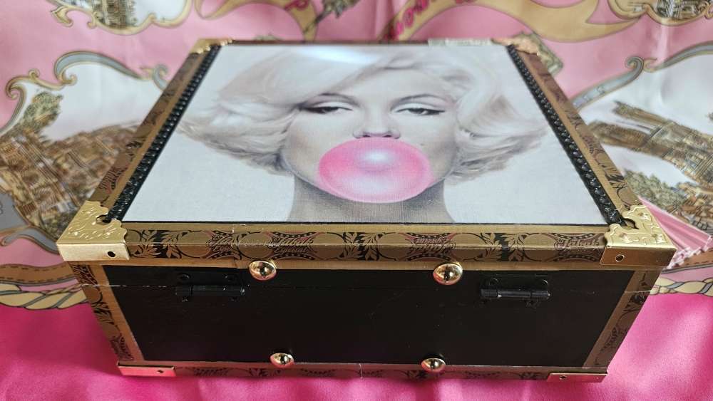 Marilyn Cigar Box Purse - Image 6