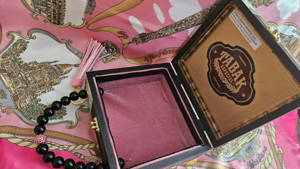 Marilyn Cigar Box Purse - Image 7