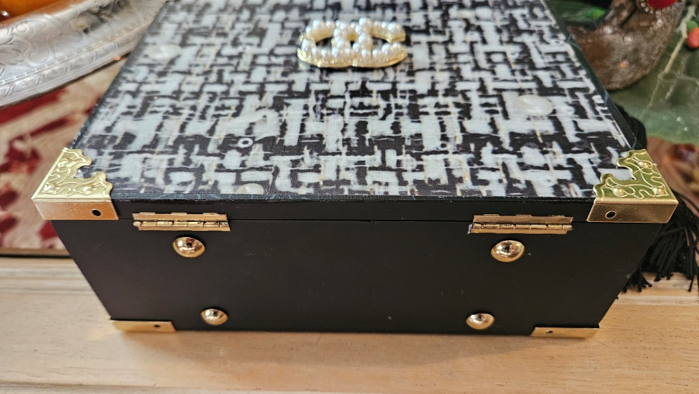 Pearl CC Brooch On Black Boucle Tweed Cigar Box Purse - Image 7