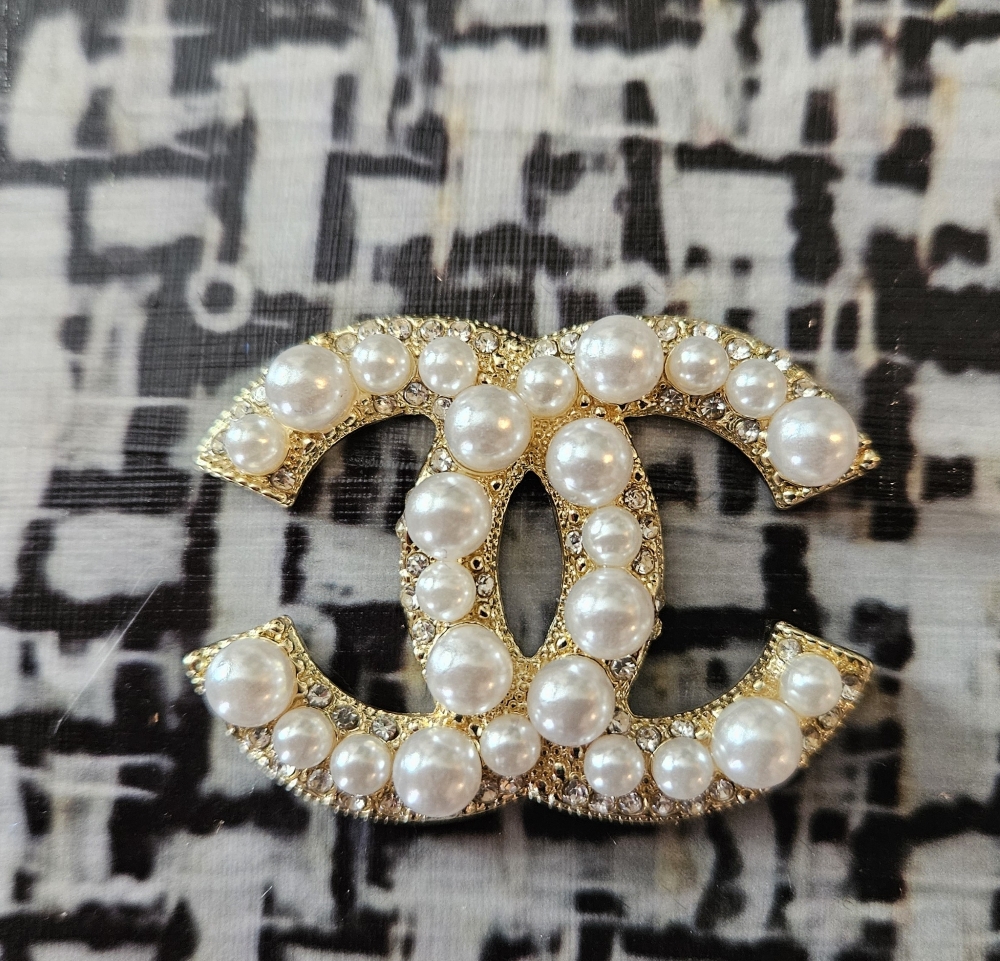 Pearl CC Brooch On Black Boucle Tweed Cigar Box Purse - Image 8