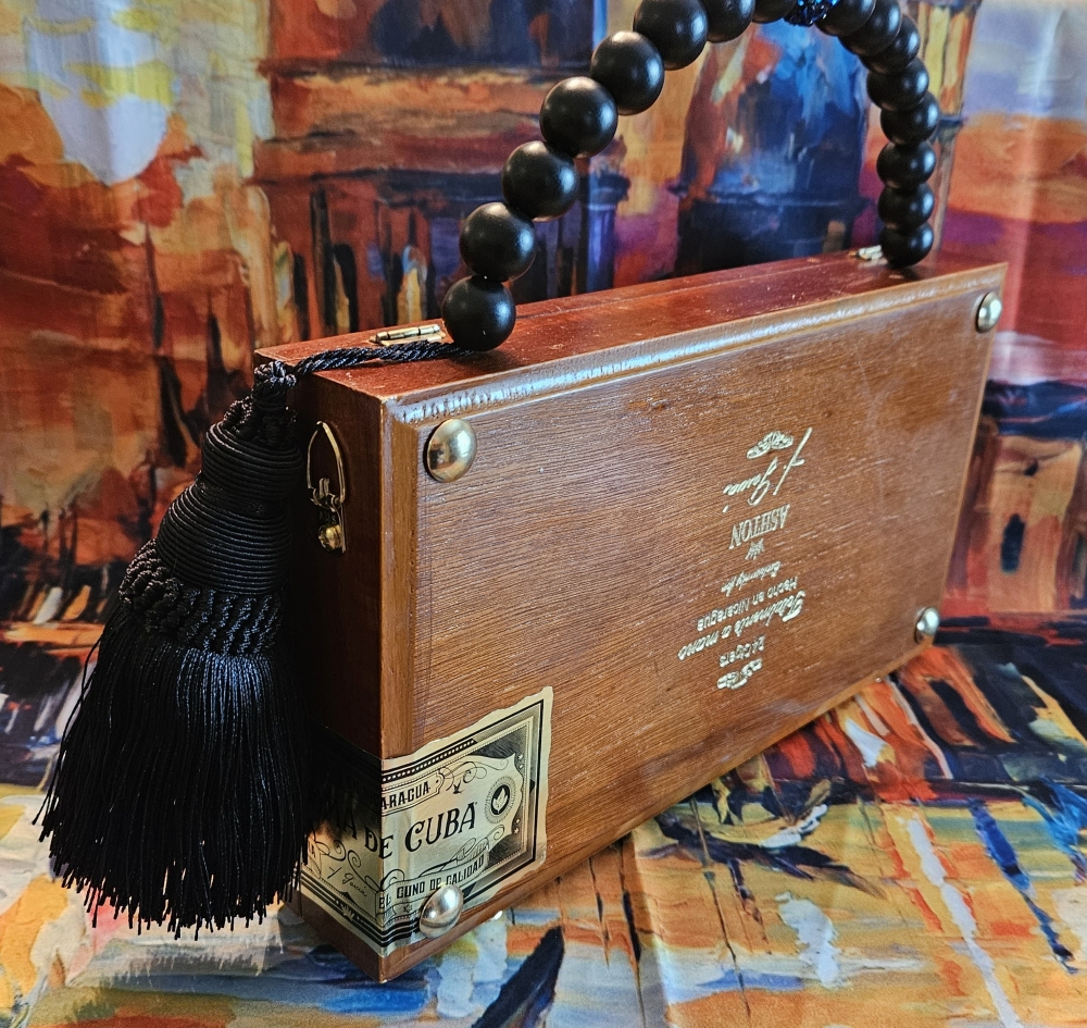 La Aroma de Cuba Noblesse Cigar Box Purse - Image 7