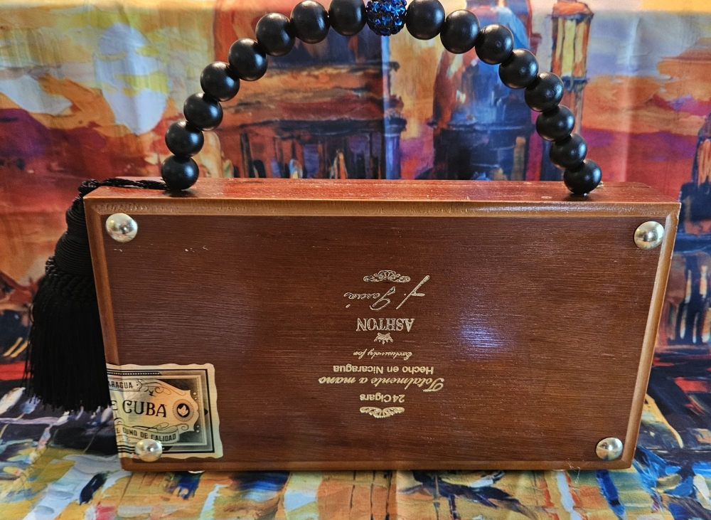 La Aroma de Cuba Noblesse Cigar Box Purse - Image 8