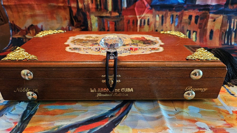 La Aroma de Cuba Noblesse Cigar Box Purse - Image 10
