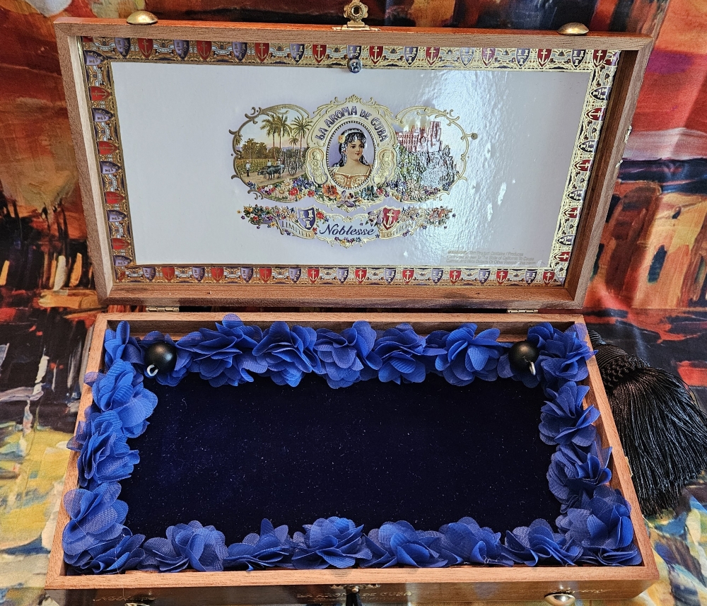 La Aroma de Cuba Noblesse Cigar Box Purse - Image 11