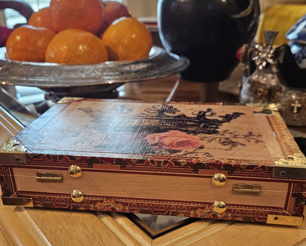 Crown and Roses Cigar Box Purse - Image 6