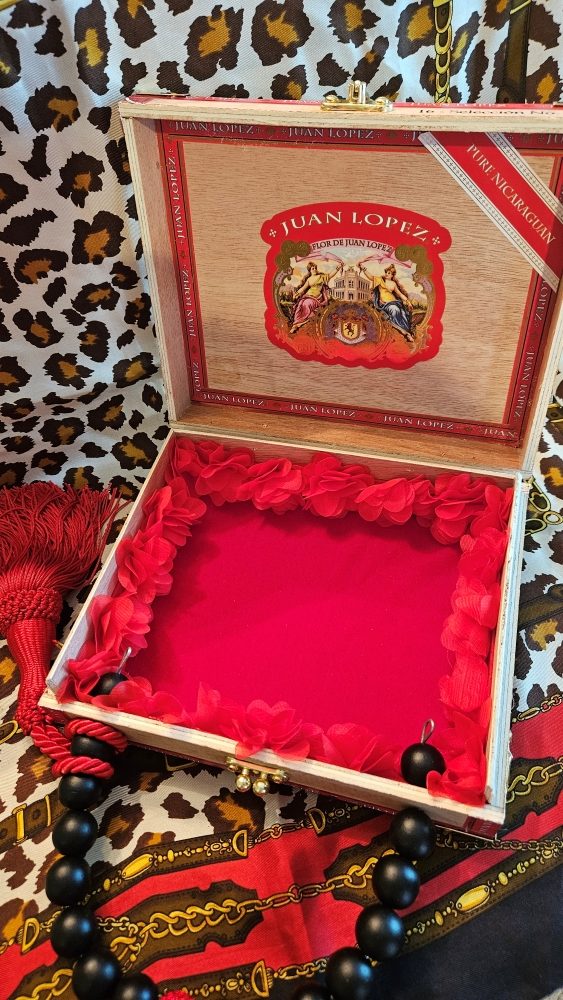 Golfer Girl Cigar Box Purse - Image 7